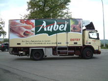 nous sommes sp�cialis�s en placement d'autocollants imprim�s full quadri sur carrosserie. Nous avons plac� des adh�sifs sur toute la flotte de camion de Detry Aubel (viande) : Lettrage et publicit� : Adh�sif quadrichromie