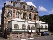 construction sur mesure d'une tente de r�ception avec toit pyramide pour la mairie de Templeuve