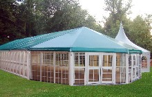 chateau de Philiomel - chapiteau avec abside et panneaux rigides pvc et doubles portes avec ouvertures anti panique sur le pourtour