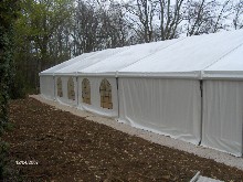 Vous pouvez ici voir un chapiteau en aluminium situ� � l'entr�e d'un bosquet